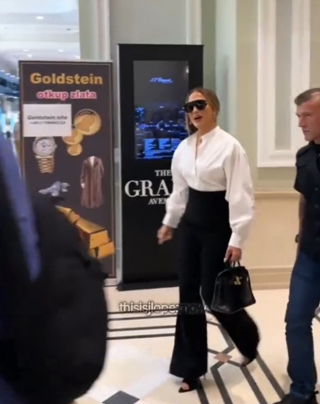 Gestul făcut de Jennifer Lopez imediat după ce a ieșit din hotelul în care a stat în București