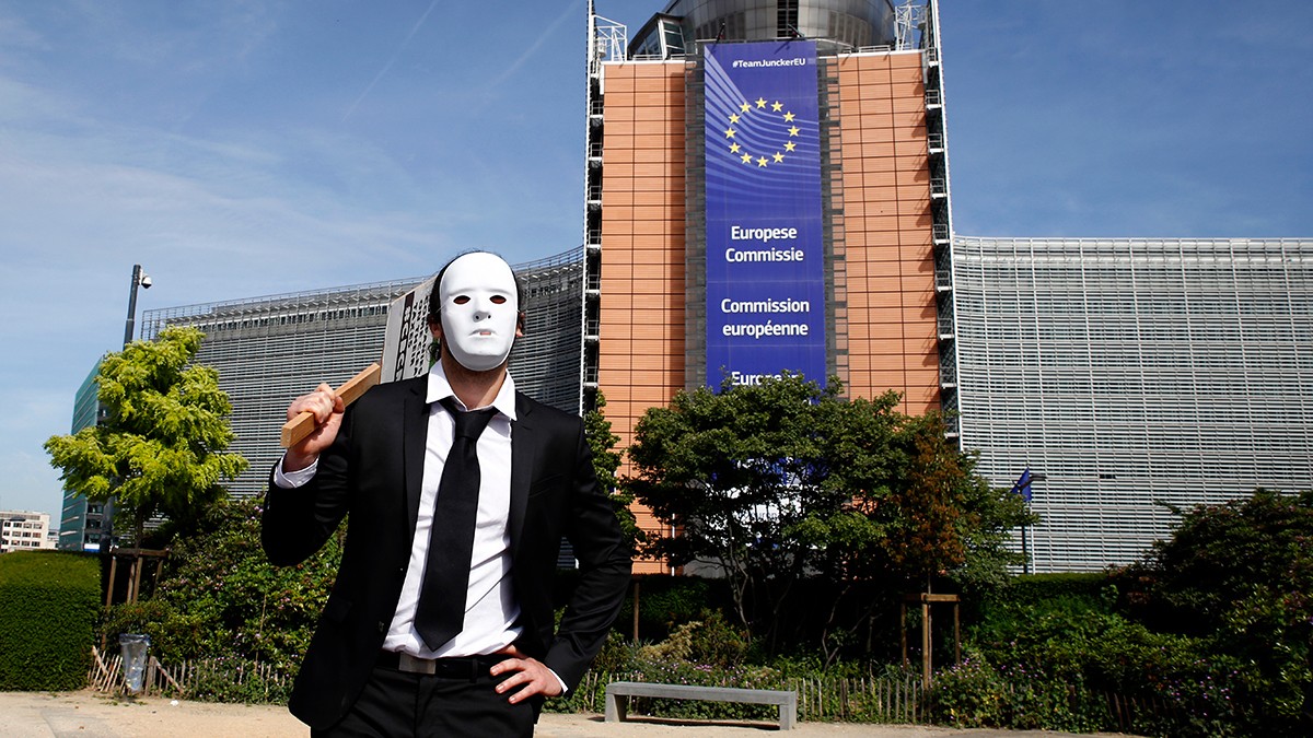 Activiștii organizației caritabile globale de luptă împotriva sărăciei Oxfam participă la un protest pentru a solicita miniștrilor europeni să sprijine acțiunile privind transparența fiscală a societăților.