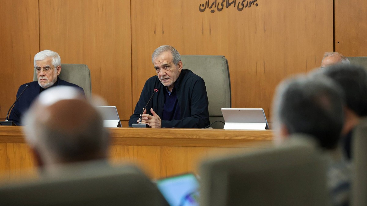 Președintele iranian Masoud Pezeshkian (în centrul imaginii) vorbește la o ședință a cabinetului său Foto: Profimedia