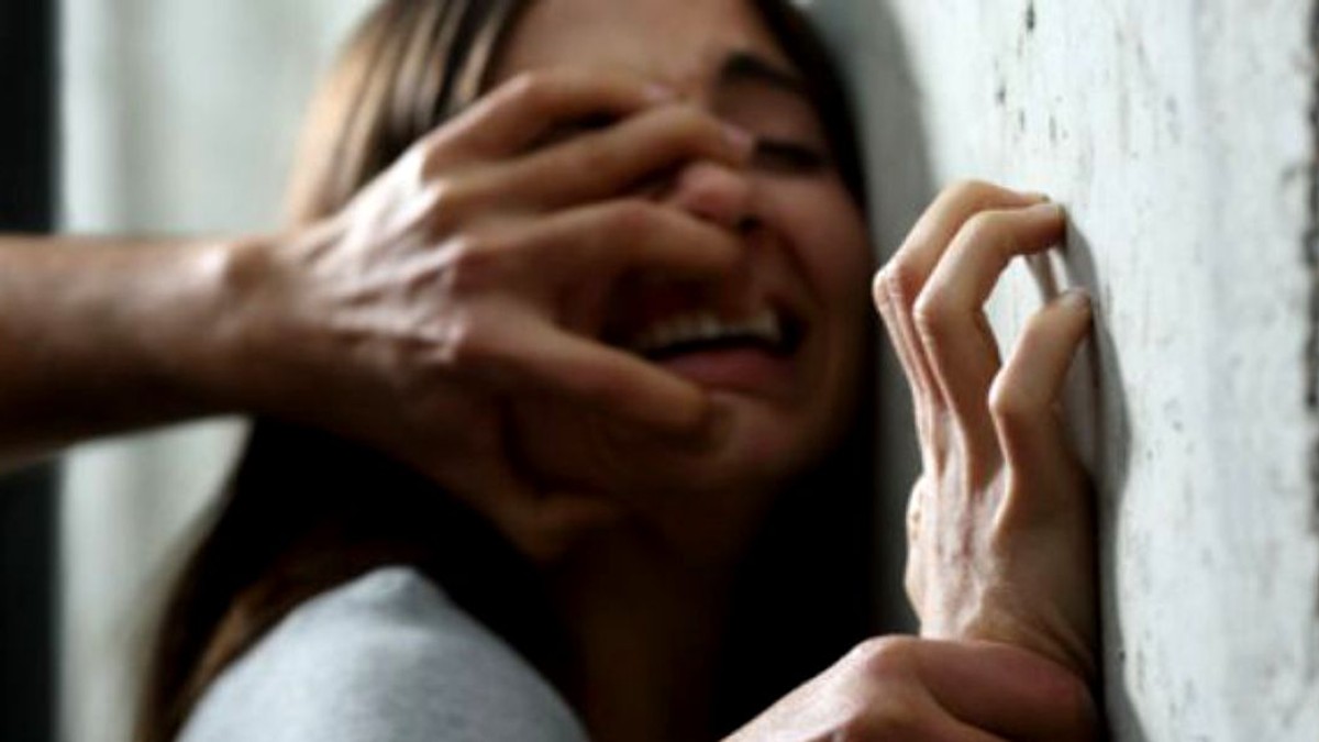 O tânără cu handicap ar fi fost violată într-un centru din Urlați