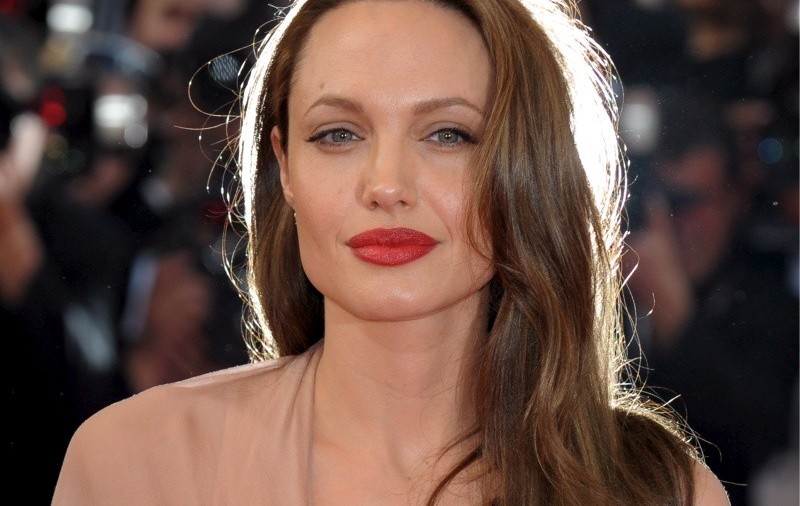 Angelina Jolie a pus stăpânire pe un cont de Twitter cu numele ei
