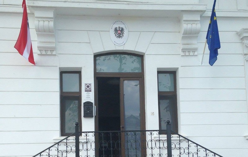 Un bărbat a sunat la ambasadă cerând anularea căsătoriei pe motiv că era beat, un influencer s-a plâns disperat că i-a căzut Wi-Fi-ul la hotel