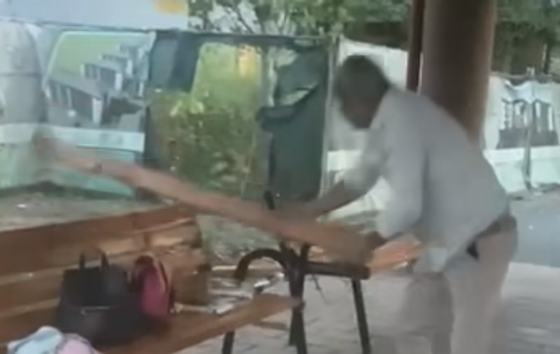 Bărbat filmat când distruge băncile dintr-un complex rezidențial din Dobroești, deranjat de galăgia unui copil: „Dacă-l mai aud o dată, intru în casă peste voi”