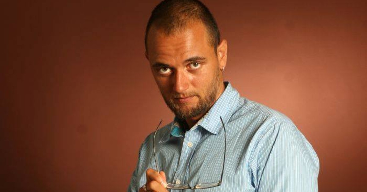 Reacția lui Oreste, după suspendarea lui Rareș Bogdan. Oreste Teodorescu, cu o pereche de ochelari în mâna dreaptă