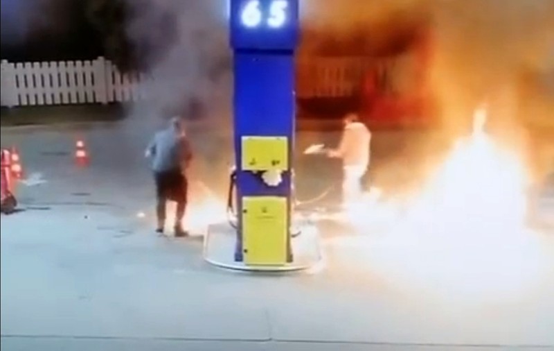 Momentul în care un bărbat beat a dat foc într-o benzinărie din Timiș și a atacat un angajat cu combustibil aprins. Ce a urmat