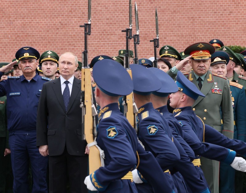 Vladimir Putin, alături de liderii militari, la o ceremonie organizată la mormântul soldatului necunoscut din Moscova | FOTO: EPA