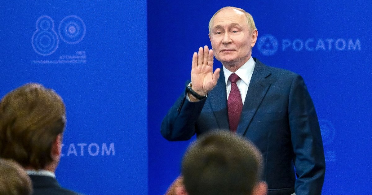 Președintele rus Vladimir Putin participă la o întâlnire cu personalul din industria nucleară în timpul unei vizite la Centrul Federal Nuclear Rus - Institutul All-Russian de Cercetare Științifică în Fizică Experimentală (VNIIEF) din Sarov, regiunea Nijni Novgorod, Rusia. - 22 august 2025