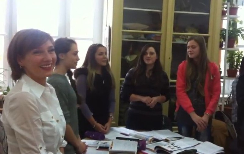 MOMENT ISTORIC! CUM au PRIMIT-O ELEVII pe VIITOAREA PRIMĂ DOAMNĂ a ROMÂNIEI la o zi DUPĂ ALEGERI! | VIDEO