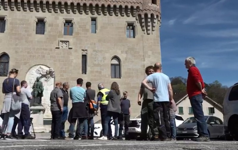 Fermierii elvețieni au adus carcasele oilor ucise de lupi în fața sediului Consiliului de Stat din Lausanne: „Opriți masacrul”