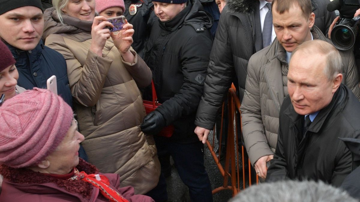 Vladimir Putin a fost interpelat de o femeie nemulțumită de veniturile mici FOTO: EPA