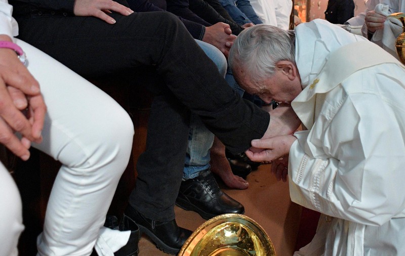 Papa Francisc a spălat picioarele unor deținuți. Suveranul Pontif, în vizită la un penitenciar cu foști mafioți