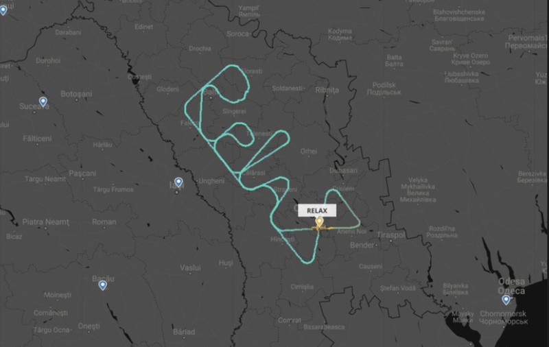 Mesajul desenat pe cer de un avion Air Moldova la graniţa cu Ucraina: „Relax”