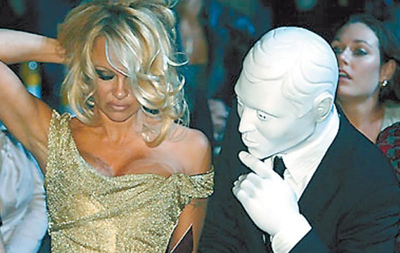 Mascatul de lângă Pamela e Michael Jackson