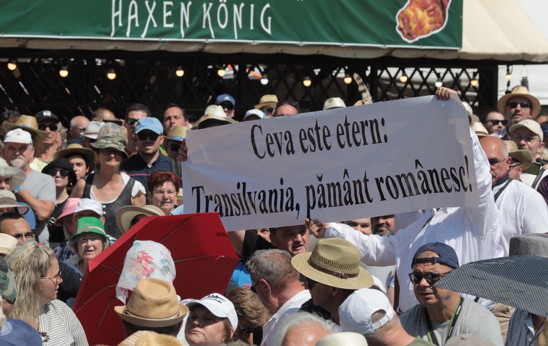 Incident la Tușnad. Un banner cu „Transilvania, pământ românesc” a înfuriat mulțimea. Au intervenit jandarmii