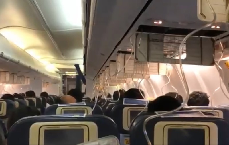 VIDEO| Un avion a aterizat de urgență după ce pasagerilor a început să le curgă sânge din urechi și din nas