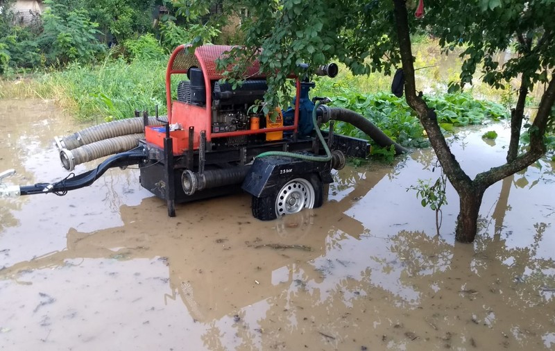 Inundații în județul Teleorman, după ploile torențiale de luni seara. Oamenii afectați de viitură au cerut ajutorul pompierilor