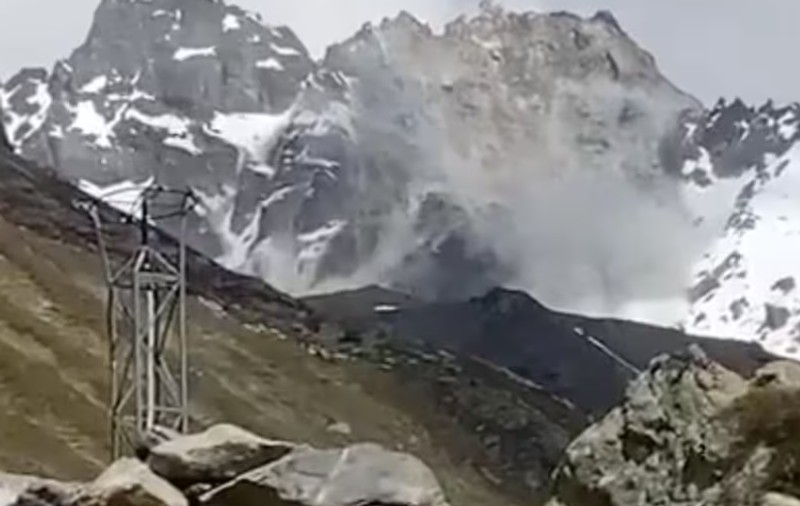 Momentul în care vârful unui munte aflat la granița dintre Austria și Elveția se prăbușește