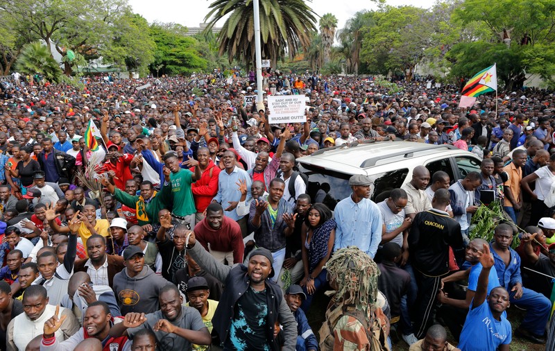 FOTO | Criză în Zimbabwe: Mii de oameni au ieșit pe străzi pentru cere demisia lui Robert Mugabe