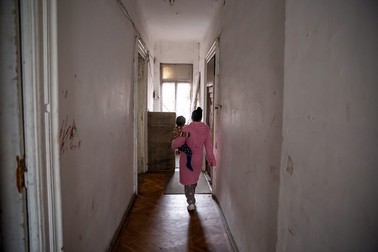 Pereții scorojiți, pătați de mucegai, reprezintă căminul pentru familiile de pe Spătaru Preda