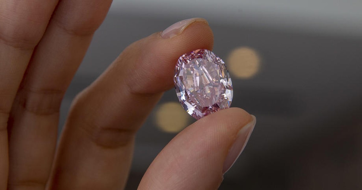 Un diamant roz din Rusia a fost vândut cu peste 26 de milioane de dolari la o licitație, la Geneva
