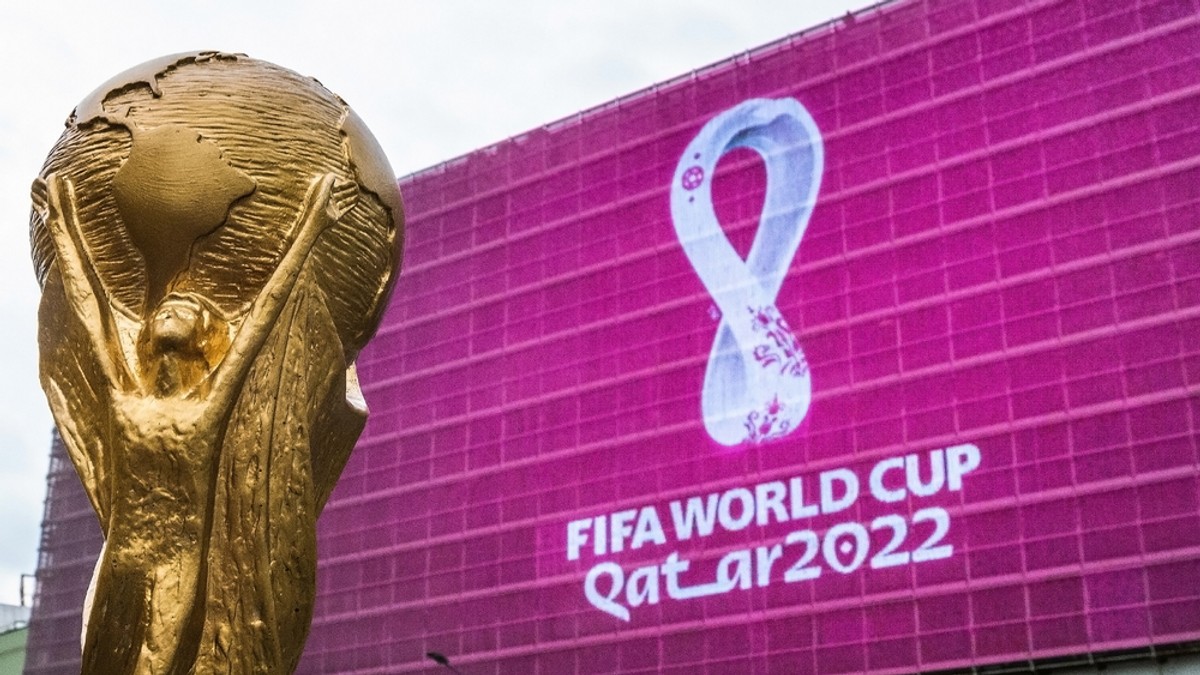 Meciurile de azi, marţi, 29 noiembrie, de la Campionatul Mondial de fotbal din Qatar - Imagine cu trofeul Cupei Mondiale lângă un stadion din Qatar