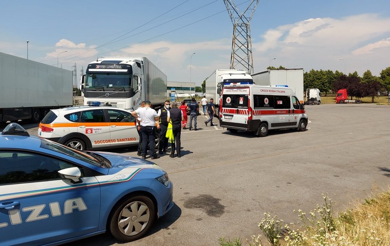 Un șofer român de TIR a fost găsit mort în cabină, de patronul lui, care l-a căutat într-o parcare din Italia