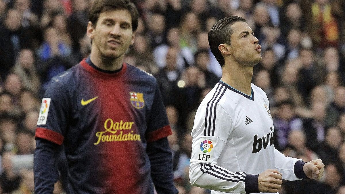 Lionel Messi și Cristiano Ronaldo, în perioada când evoluat pentru Barcelona, respectiv Real Madrid. Ambii sunt concentrați pe teren