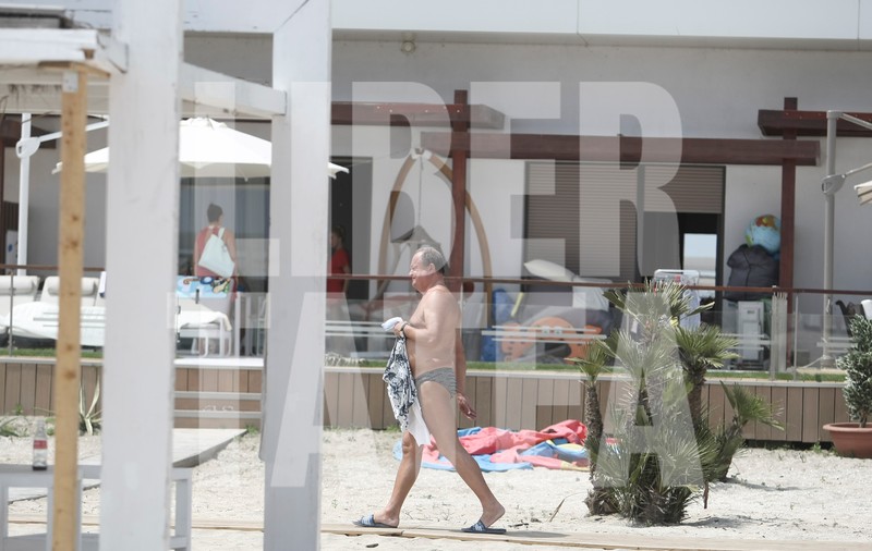 FOTO EXCLUSIV/ ”Buldogul” a intrat la apă. Vasile Blaga a aniversat 60 de ani și kile în minus la fițe, în Mamaia