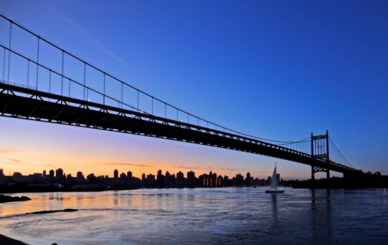 Un elicopter s-a prăbuşit la New York, în East River