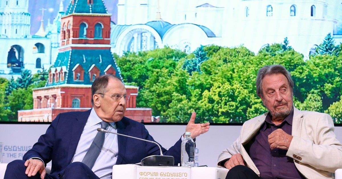 Errol Musk (stânga), la Forumul Viitorului 2050, alături de Serghei Lavrov Foto: Profimedia
