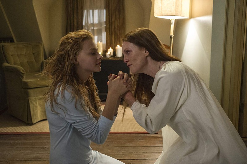 Chloe Grace Moretz (stânga) şi Julianne Moore (dreapta), în „Carrie” (2013) / Foto: IMDB