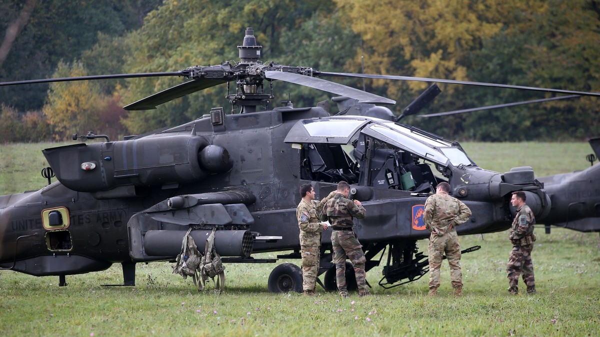 Elicopter militar american AH-64 Apache și soldați din diferite țări la un antrenament în Franța Foto: Profimedia