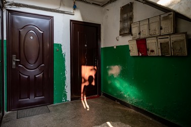 În dreapta e apartamentul unde locuieşte fetiţa, iar în stânga e locuinţa agresorului.