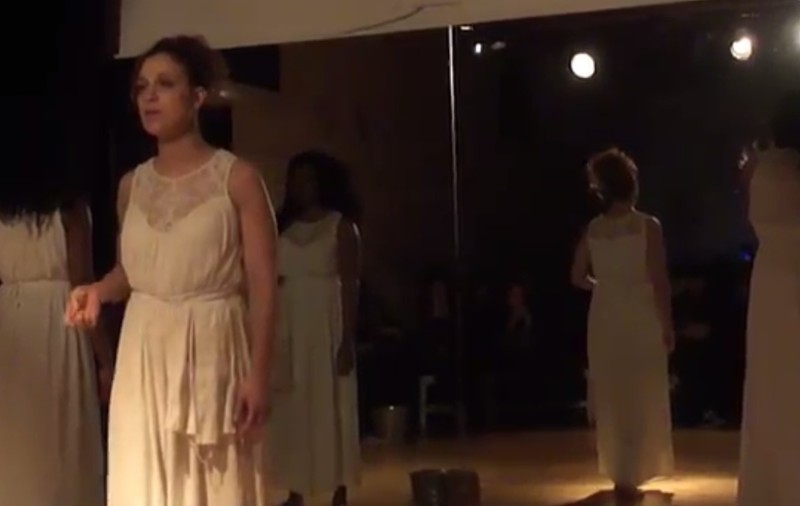 VIDEO/ Drama badantelor din Italia, într-o piesă de teatru la Milano. Regizoare: „Femeile nu trăiesc nici acasă, nici aici”