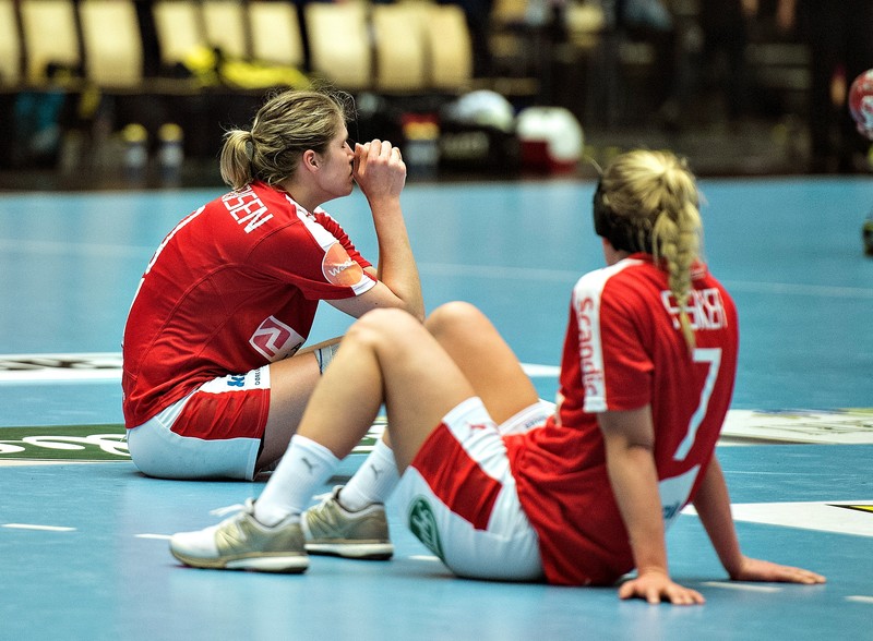 epa05071704 Danish players show their dejection after losing the Women's World Handball Championship quarter final match between Denmark and Romania at Jyske Bank Boxen indoor arena in Herning, Denmark, 16 December 2015. EPA/HENNING BAGGER DENMARK OUT