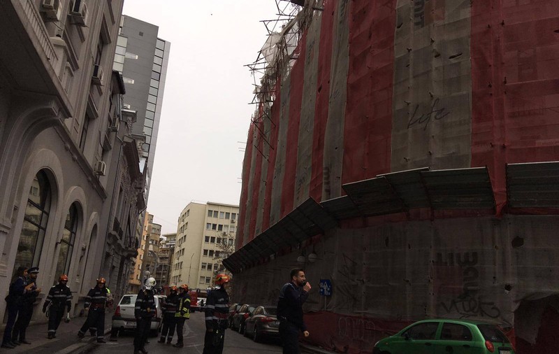 Pericol în zona Palatului Universul din Capitală. O schelă s-a desprins de pe o clădire din cauza vântului. Mai multe echipaje de pompieri s-au deplasat la fața locului