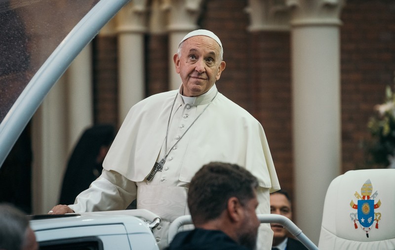 La un an de la vizita sa în România, Papa Francisc va avea o statuie la Bucureşti