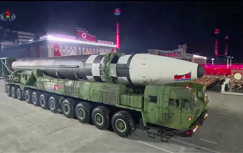 Paradă militară cu surprize în Coreea de Nord. Kim Jong-un a prezentat o rachetă balistică uriașă