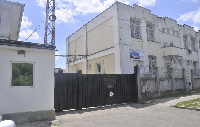 Directorul adjunct al Penitenciarului Bacău, demis din funcţie din cauza unor deficienţe constatate ”pe linia siguranţei locului de deţinere”