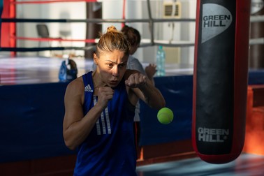 Claudia Nechita, la antrenament, la un exerciţiu de coordonare cu mingea de tenis