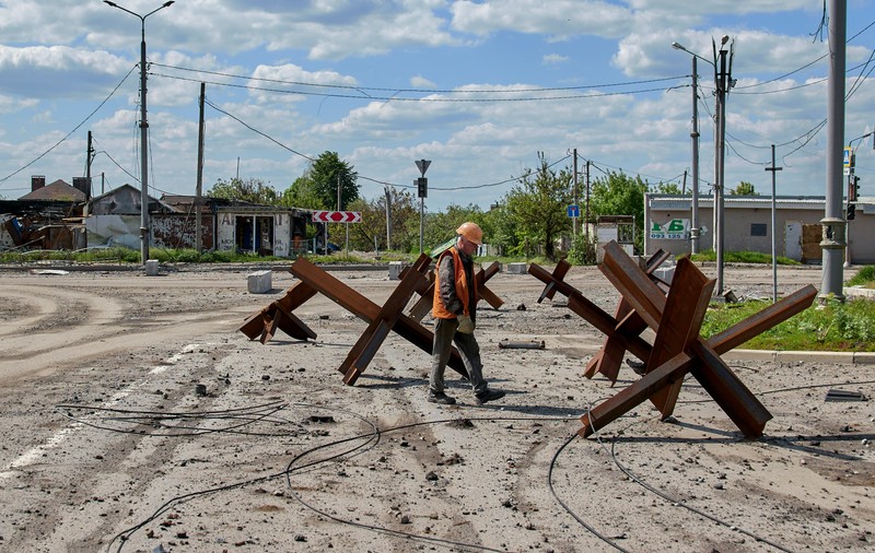 Rusia construiește o nouă linie de apărare și transferă echipamente militare din Crimeea în Zaporojie, spun autoritățile locale