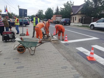 Muncitorii lucrau de zor la montarea semaforului