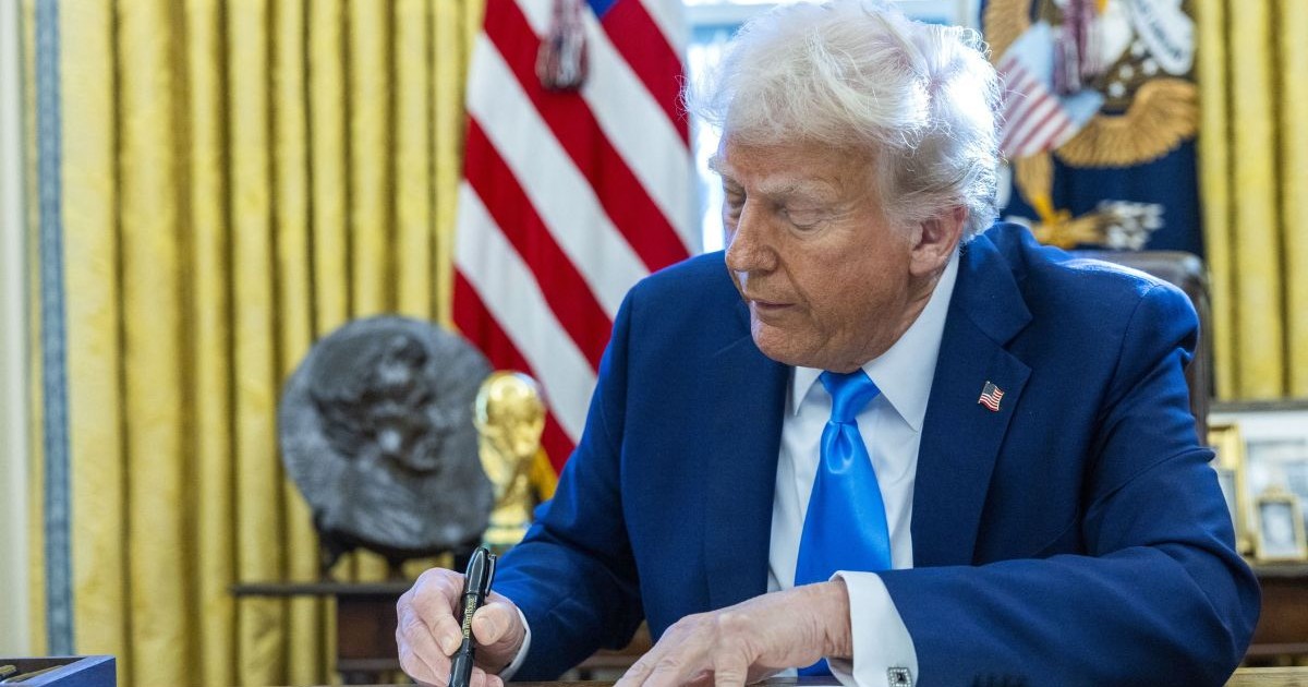 Președintele american Donald Trump semnând un mandat pentru în timpul unei ceremonii de semnare în Biroul Oval al Casei Albe din Washington, DC, SUA, 4 februarie 2025.