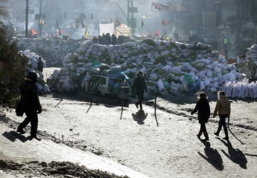 Baricade pe strada Grushevskogo în timpul protestului continuu de la Kiev, Ucraina, 03 februarie 2014. Foto: EPA