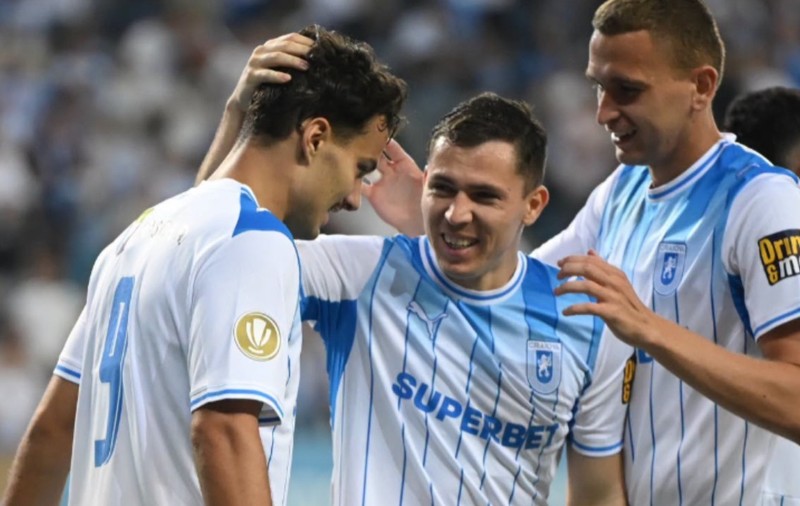 Fotbaliști de la Universitatea Craiova pe terenul de fotbal