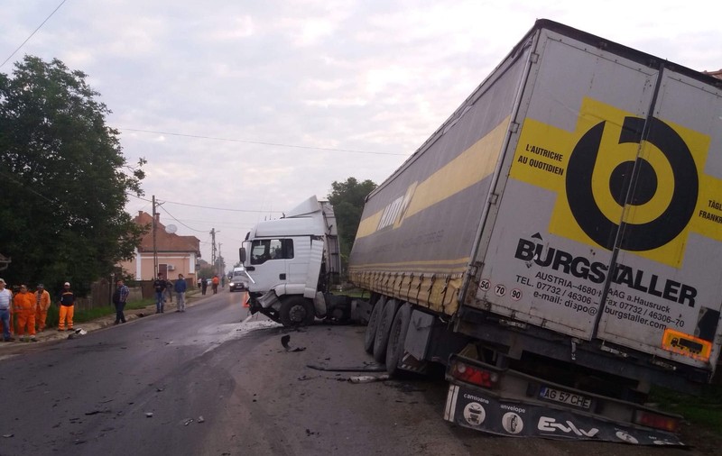Accident grav pe DN11, în județul Covasna. Doi morți, după ce un TIR a spulberat o mașină
