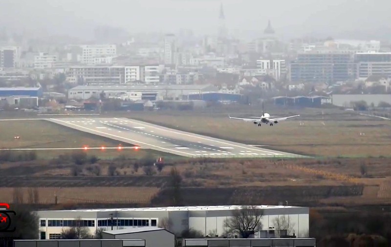 Cum au reușit piloții să aterizeze pe aeroportul din Cluj-Napoca pe o vreme extremă, cu vânt violent | VIDEO