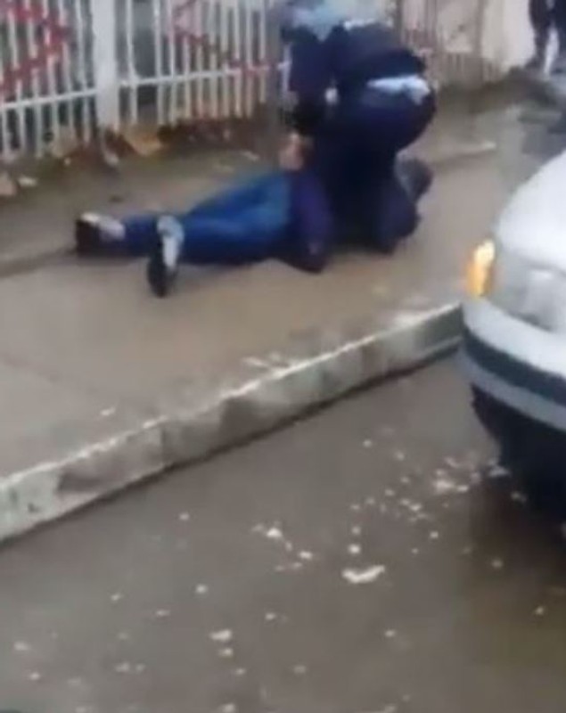 UPDATE. Polițist agresat de localnici în Tulcea, în timp ce încătușa un individ. A fost pălmuit