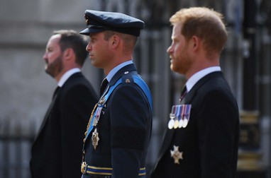 Prinții William și Harry vor participa sâmbătă la priveghiul reginei Elisabeta (foto EPA)