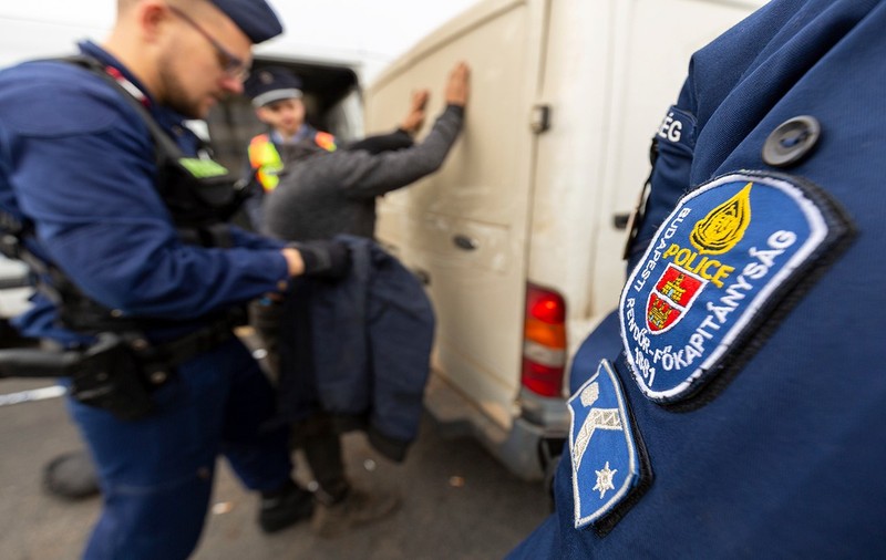 O bandă de infractori români a jefuit magazine din mai multe țări din Europa, spărgându-le zidurile. Cum au fost prinși hoții